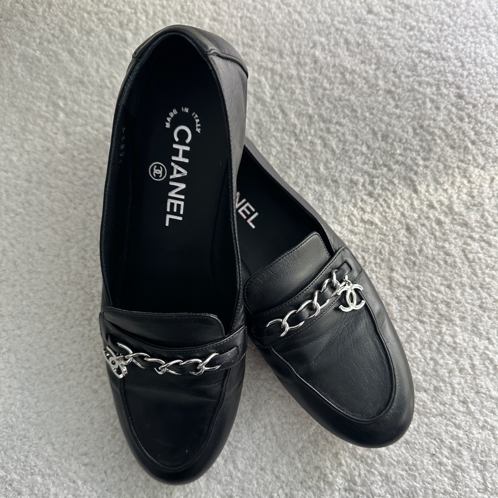 SOLD Chanel 2019 Moccasin Lambskin Flats/Loafers w/ Silver CC logo/ chain detail - Picture 7 of 13